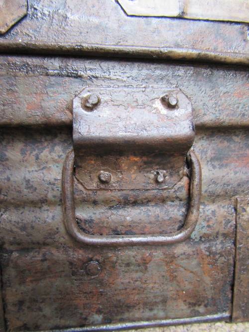 A STUNNING VINTAGE METAL TRUNK LOVELY SHABBY CHIC DECOR