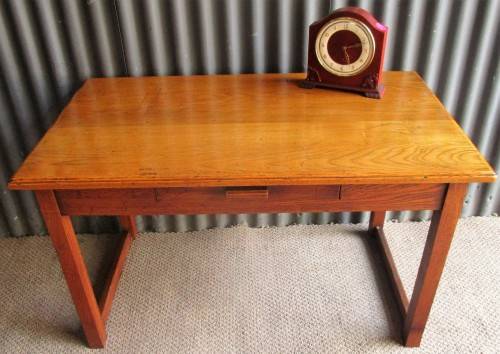 A VERY CUTE VINTAGE KIDDIES DESK WITH ONE DRAWER