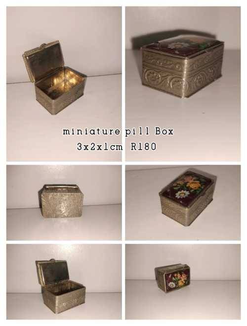 Vintage Micro Floral PILL BOX Made in Italy, Gold Tone, Trinket Box