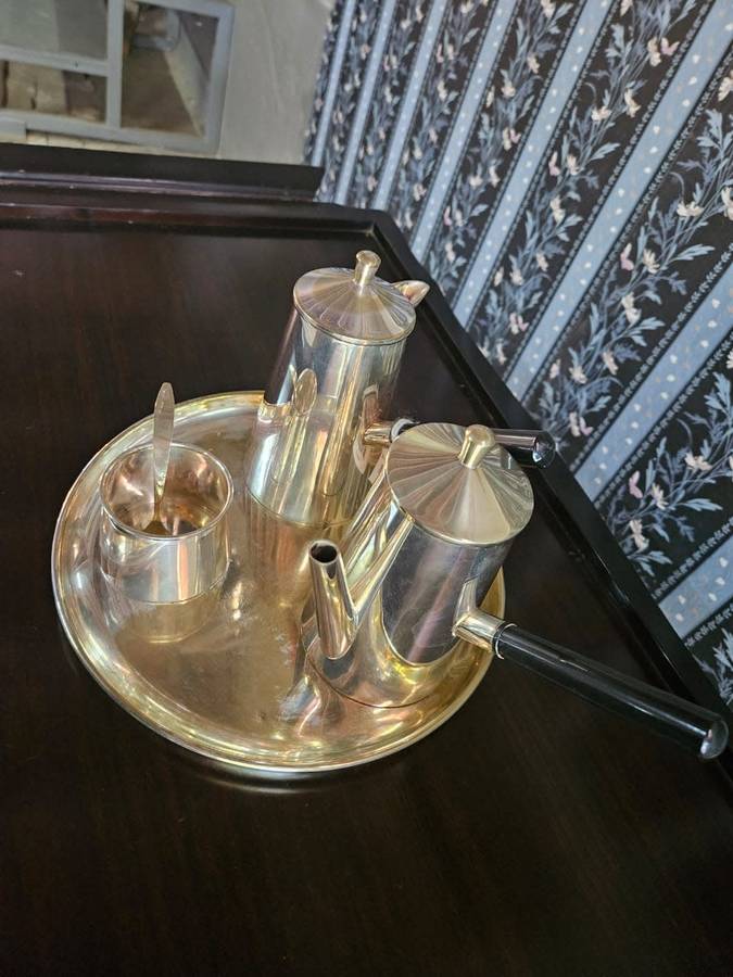 Lovely Three Tier Tea/Drinks Trolley With turned spindles.(Collection)