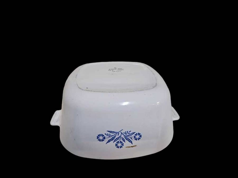 Vintage Corn Flower Corning Lided Dish, measuring at 15x28cm - perfect for all your cooking
