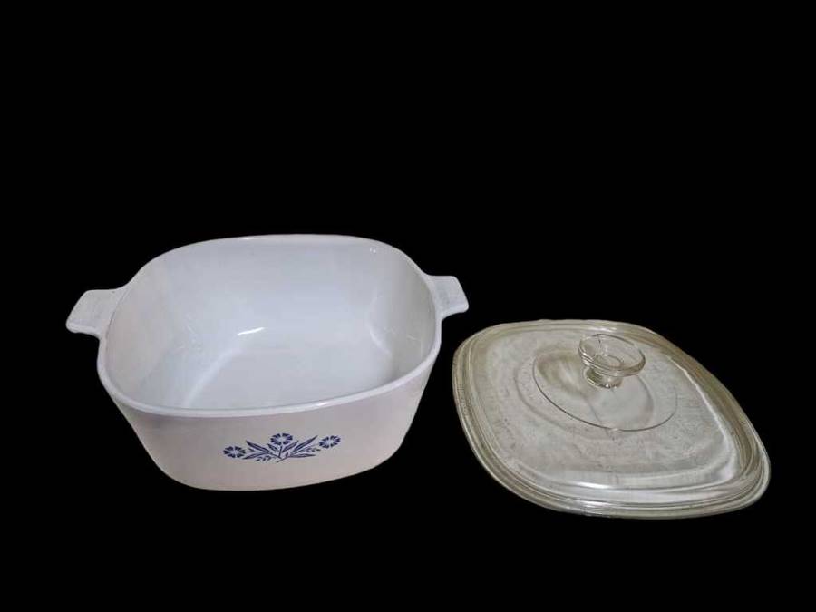 Vintage Corn Flower Corning Lided Dish, measuring at 15x28cm - perfect for all your cooking