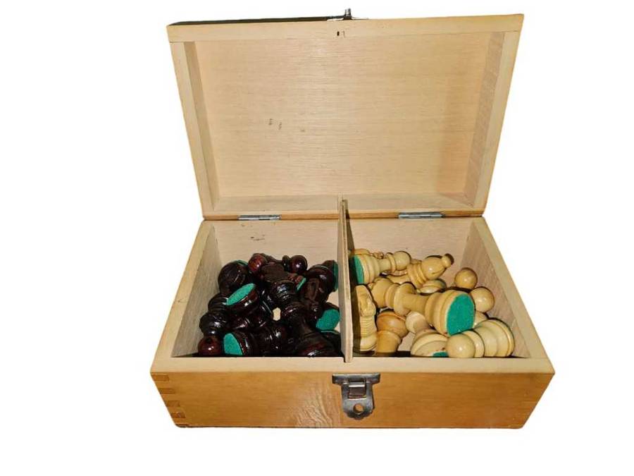 CHEST SET IN A WOODEN BOX NO BOARD
