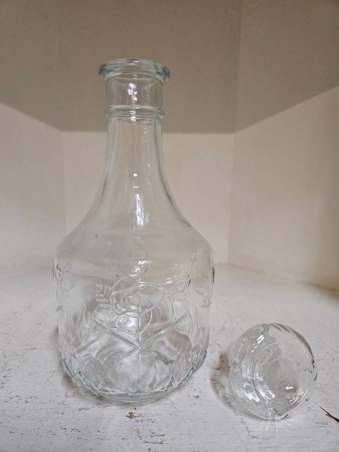 Add a touch of elegance to your home bar with this stunning 28cm glass decanter