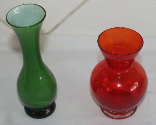 AN MAGNIFICENT COLLECTION OF TWO ELEGANT VINTAGE GREAN & RED GLASS FLOWER VASES