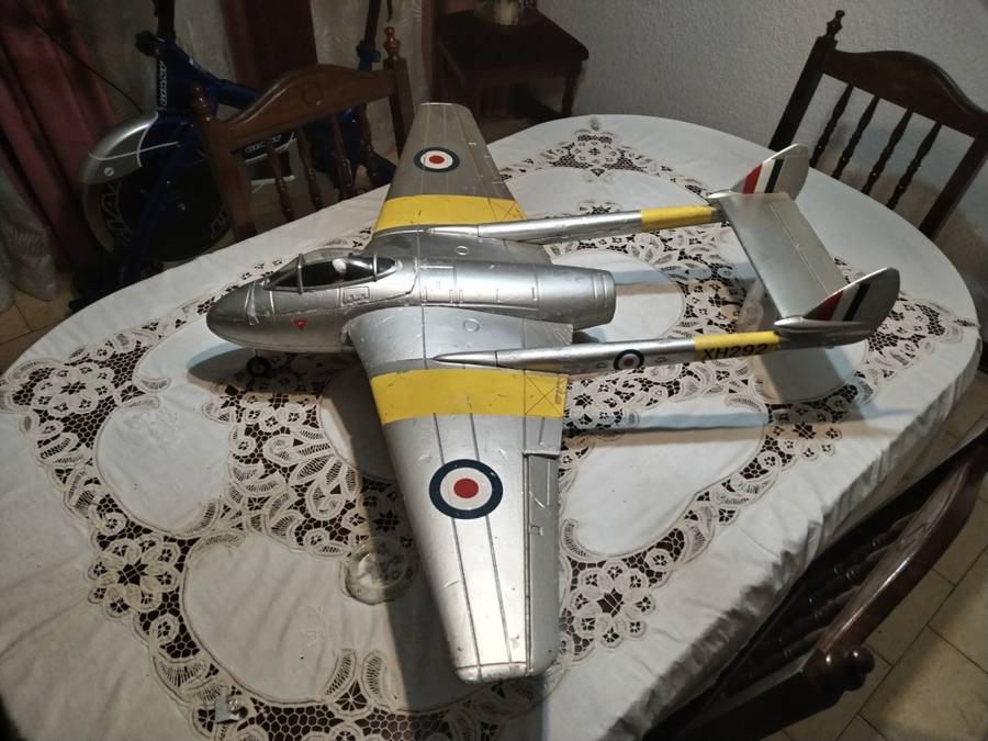 Massive Remote control Havilland Vampire DH100, Wingspan 1180mm, Engine and gift.  For Collection.
