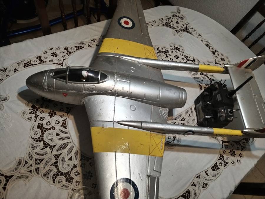 Massive Remote control Havilland Vampire DH100, Wingspan 1180mm, Engine and gift.  For Collection.