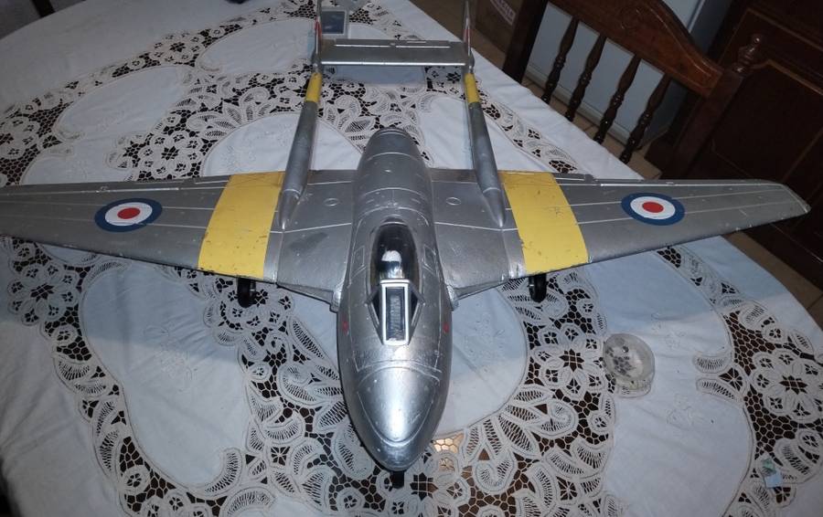 Massive Remote control Havilland Vampire DH100, Wingspan 1180mm, Engine and gift.  For Collection.