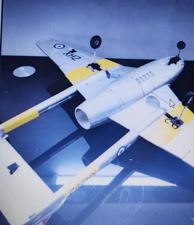 Massive Remote control Havilland Vampire DH100, Wingspan 1180mm, Engine and gift.  For Collection.