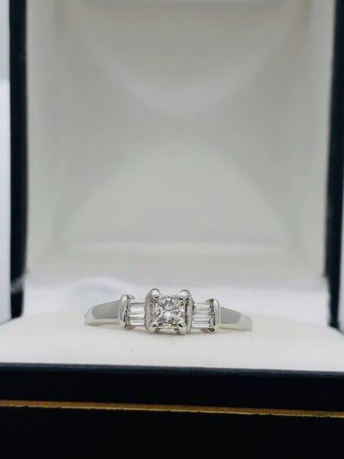 *DIAMOND TRINITY RING!*(RETAIL 14500)* R1 BIDS
