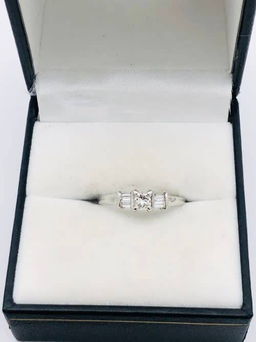 *DIAMOND TRINITY RING!*(RETAIL 14500)* R1 BIDS