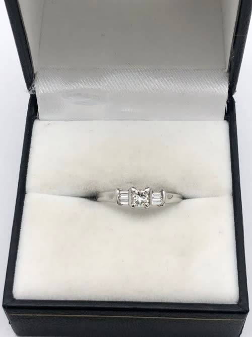 *DIAMOND TRINITY RING!*(RETAIL 14500)* R1 BIDS