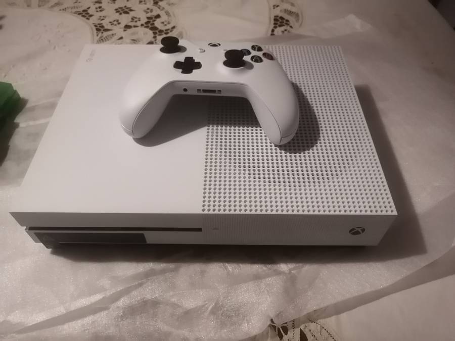 XBOX ONE GAMING CONSOLE