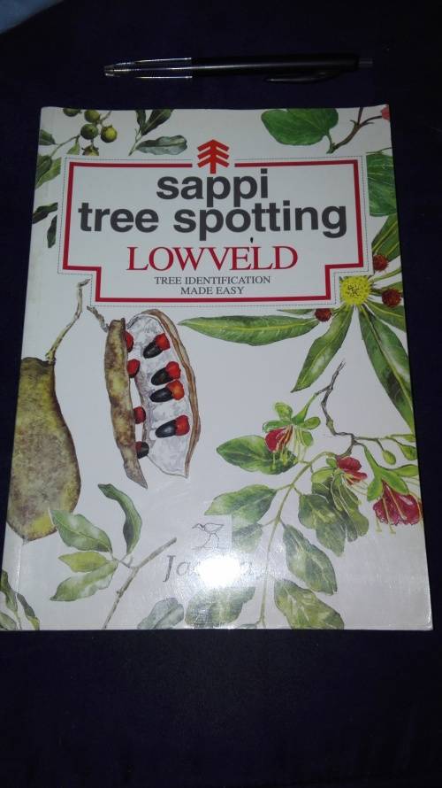 SAPPI TREE SPOTTING  LOWVELD  Tree Identification Made Easy Jacana ( signed by Illustrator )   )