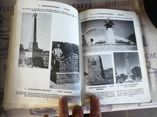 Fotobeeld van 300 Monumente , Standbeelde  en Gedenktekens lands die Pad Dr J J van Tonder