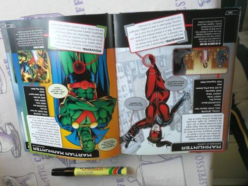 DC COMICS THE ULIMATE CHARACTER GUIDE ( A to Z Facts and Stats on 200 DC Universe Heroes and Villain