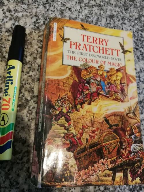 THE COLOUR OF MAGIC THE FIRST DISCWORLD NOVEL TERRY PRATCHETT (Softcover )