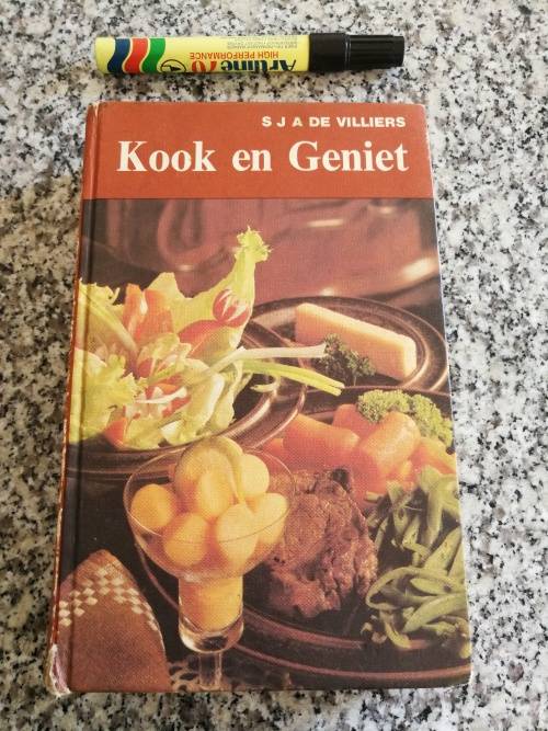 KOOK EN GENIET Suid-Afrikaanse Kook en Resepteboek deur S J A DE VILLIERS 1982