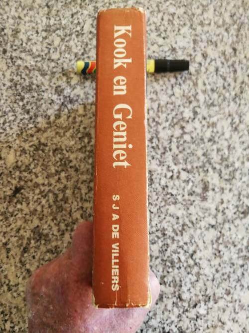 KOOK EN GENIET Suid-Afrikaanse Kook en Resepteboek deur S J A DE VILLIERS 1982