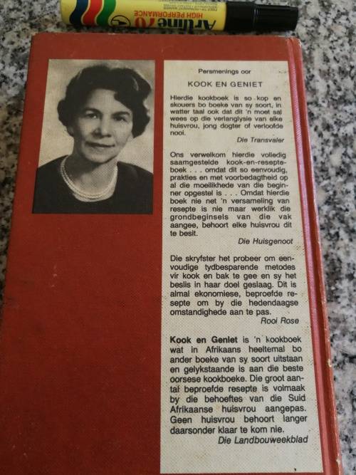 KOOK EN GENIET Suid-Afrikaanse Kook en Resepteboek deur S J A DE VILLIERS 1982