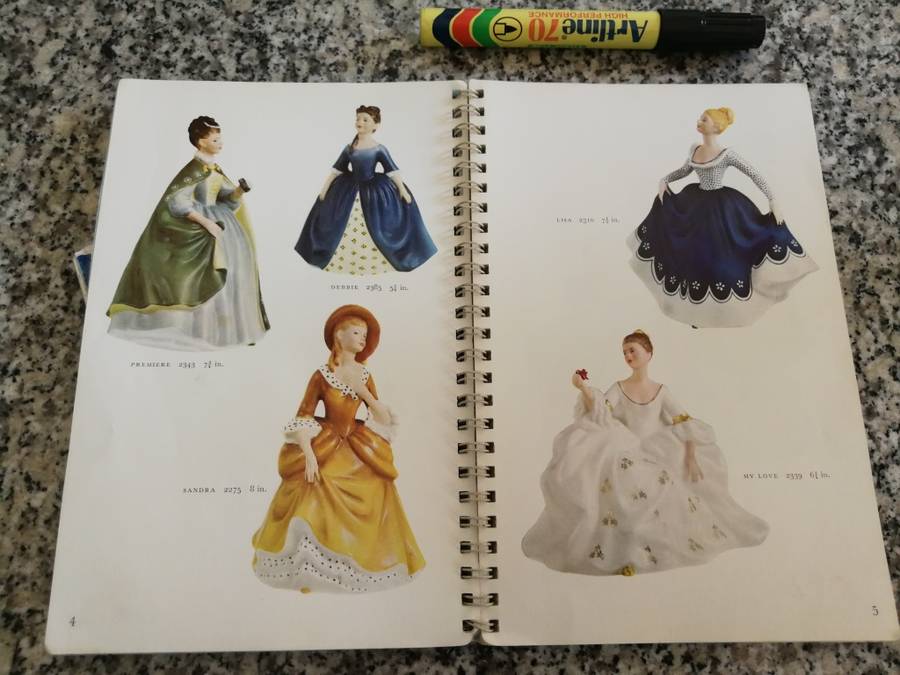 ROYAL DOULTON COLLECTORS BOOK 11 Issued January 1969   ( Pottery  )