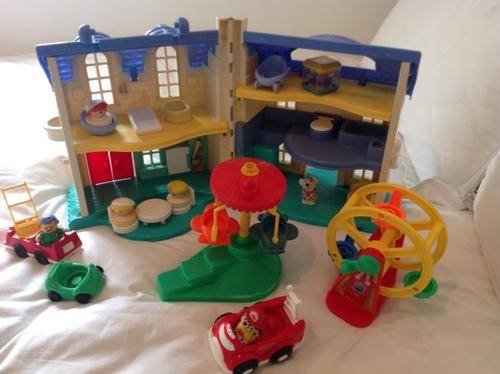 1997 Fisher price little people. home sweet home doll house and accessories lot
