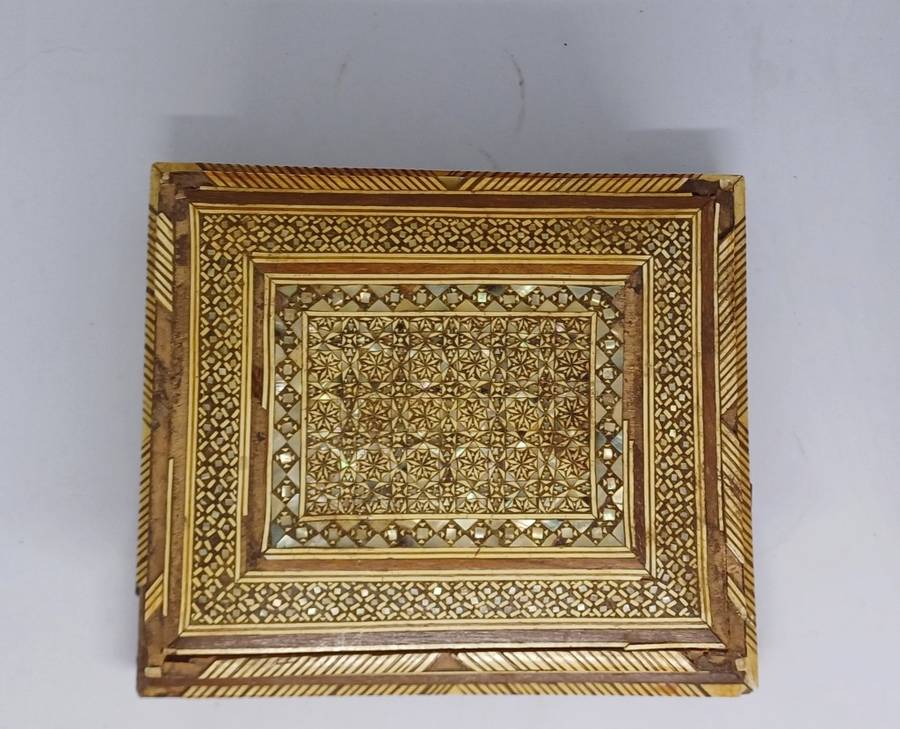 VINTAGE CIGARETTE HOLDER MUSICAL BOX