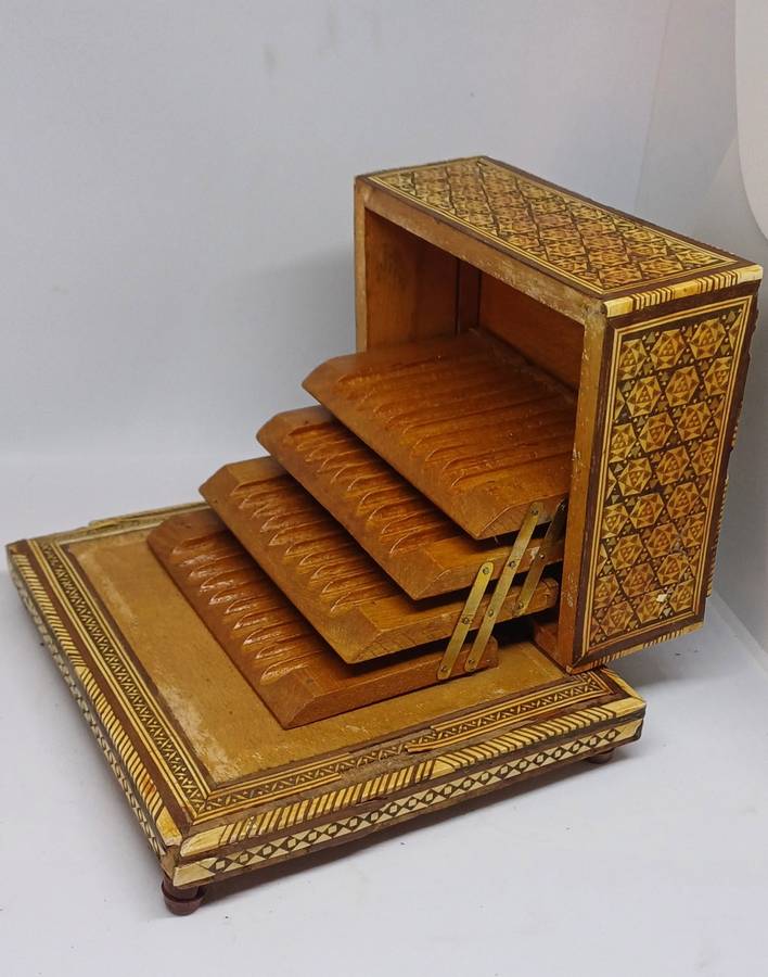 VINTAGE CIGARETTE HOLDER MUSICAL BOX