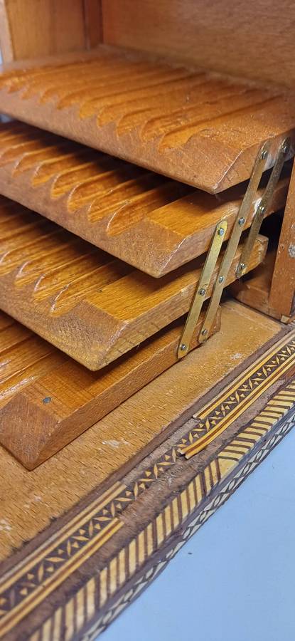 VINTAGE CIGARETTE HOLDER MUSICAL BOX