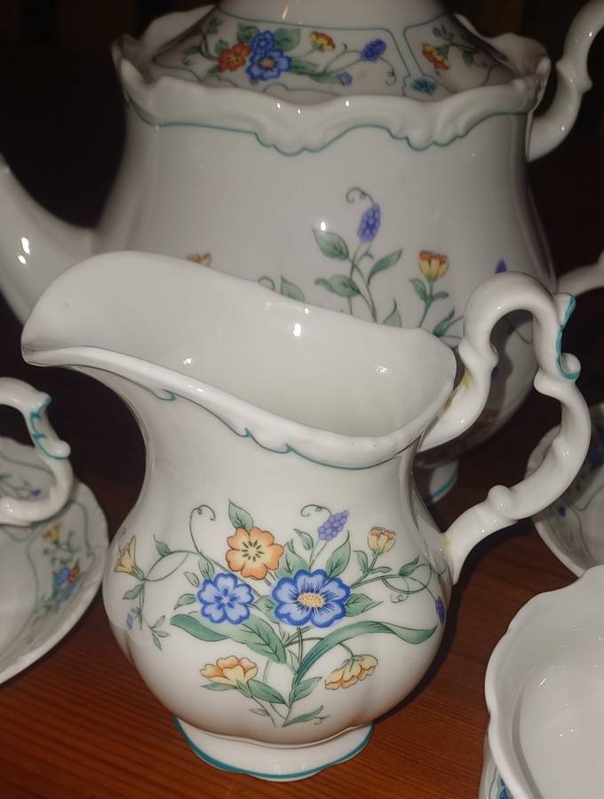 ROYAL ALBERT 1991 HAMLYN- FEW PIECES