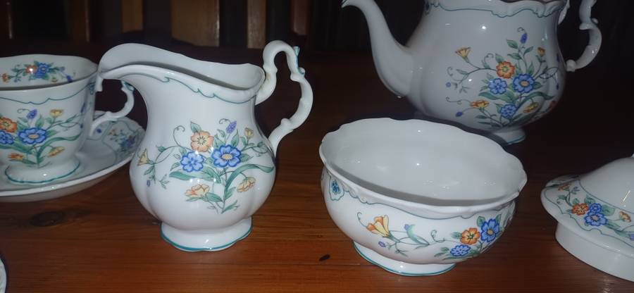 ROYAL ALBERT 1991 HAMLYN- FEW PIECES