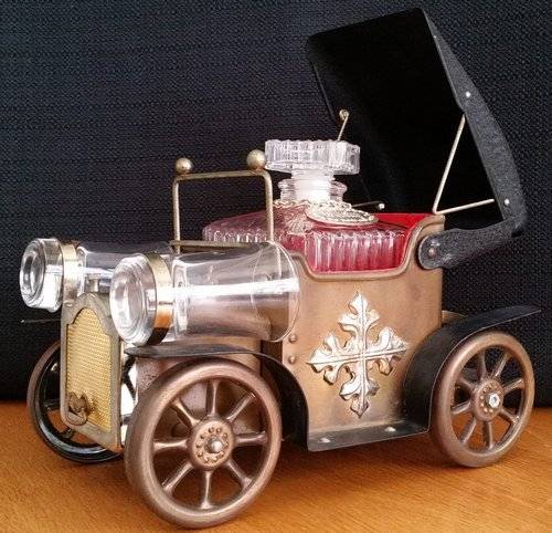 The 1918 Model T Ford Bar Car - Musical Whisky Decanter - Beautifully Finished with Velvet Interior