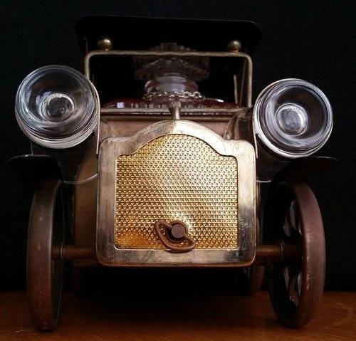 The 1918 Model T Ford Bar Car - Musical Whisky Decanter - Beautifully Finished with Velvet Interior
