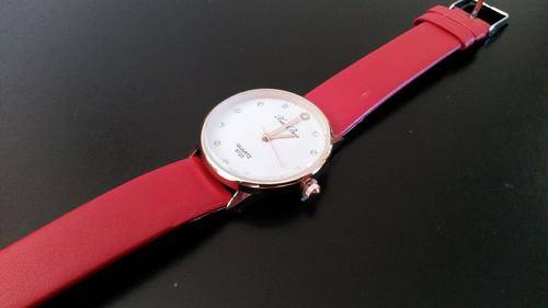 In stock. Late entry.Classic Imitation Diamond Quartz, PU Leather Women Dress Watch.