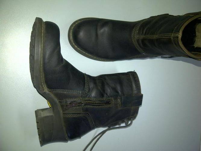 LADIES CATERPILLAR BOOTS- ALMOST NEW!!