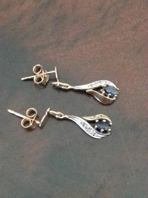 Beautiful 9ct gold earrings with saphires