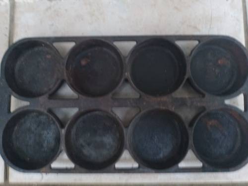 VINTAGE ERIE No.8 Cast Iron Muffin Pan 946