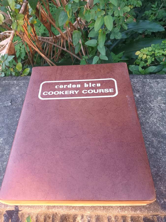 VINTAGE Cordon Bleu Monthly Cookery Course × 9