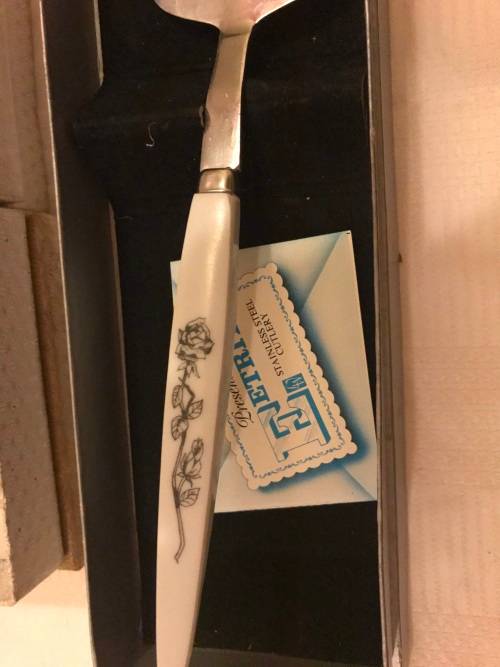 Eterite cake lifter and fork set