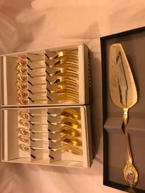 Set of spoons, forks and cake lifter
