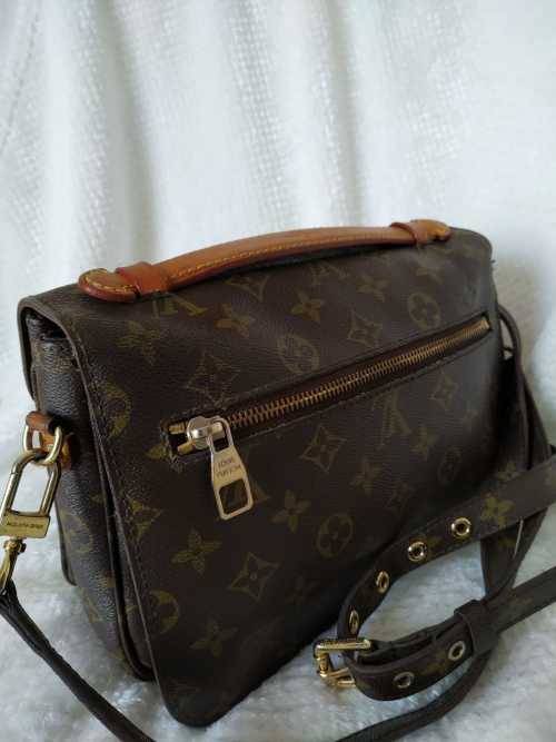 LOUIS VUITTON Monogram Pochette Metis