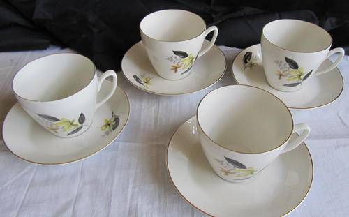 PORCELIAN SET OF TEA CUPS AND SAUCERS