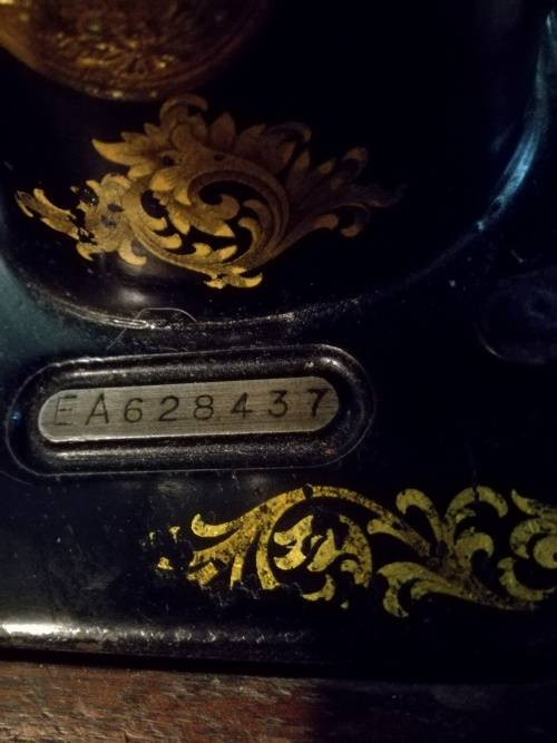antique Singer sewing machine 100% working cond