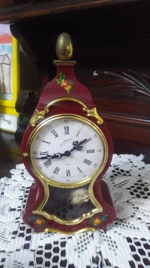 Small mantle clock