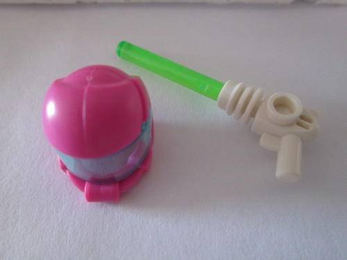 Space Gear (Space Helmet and Alien Blaster Gun) - Lego Minifigure Accessories
