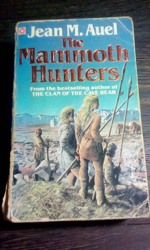 The Mammoth Hunters - Jean M. Auel Paperback