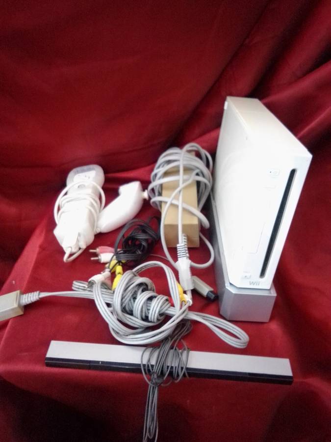 NINTENDO Wii - WITH ACCESSORIES (TESTED & WORKING)