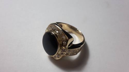 9ct Gold ring with Certificate of valuation (R 10 600)