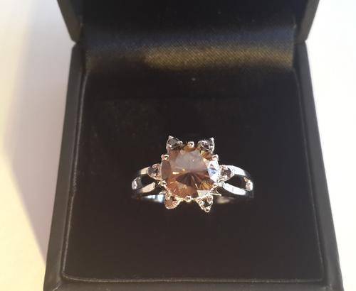 Amazing! 2.55ct -VVS1- Champagne Moissanite + 6 x 100% Real Black Diamonds!