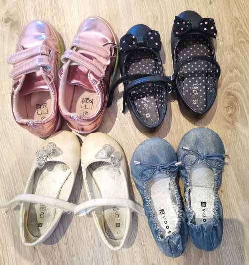 4 pairs of girls shoes